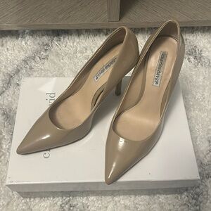 Nude pumps;